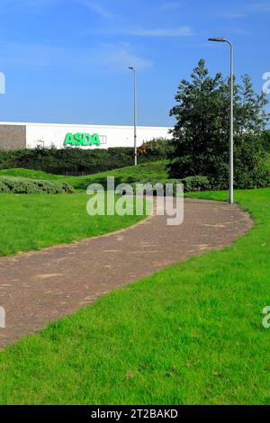 Sentier et magasin Asda, Leckwith Retail Park, Cardiff, Galles du Sud, Royaume-Uni. Banque D'Images