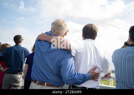 L’administrateur de la NASA Bill Nelson et son fils ont observé le lancement de SpaceX Falcon Heavy Carriing Psyche depuis le complexe de lancement 39A du Kennedy Space Center en Floride le 13 octobre 2023. Psyché va étudier un astéroïde riche en métal entre mars et Jupiter. Le vaisseau spatial fait également la démonstration de communications optiques dans l'espace profond (DSOC) pour la communication laser au-delà de la Lune. Banque D'Images