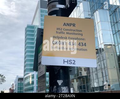 Euston, Londres, Royaume-Uni. 17 octobre 2023. Un avis HS2 ANPR. HS2 enregistre non seulement des images de vidéosurveillance des personnes marchant sur leurs sites, mais ils font également ANPR des véhicules pour la «surveillance du trafic de construction HS2». Il a été signalé que le chemin de fer HS2 phase 1 ira seulement jusqu'à Old Oak Common et non Euston comme prévu, à moins que des investisseurs privés tiers ne puissent lever suffisamment de fonds pour cela. Le Premier ministre Rishi Sunak a récemment annoncé l'annulation de la phase 2 du HS2 High Speed Rail Northern Leg de Birmingham à Manchester. Au lieu de cela, l'argent sera utilisé pour l'infrastructure ferroviaire dont le pays a tant besoin Banque D'Images