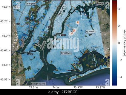 . Carte de l'affaissement et du soulèvement de New York. Des chercheurs du Jet propulsion Laboratory de la NASA en Californie du Sud et de l'Université Rutgers dans le New Jersey ont produit cette carte dans leur analyse du mouvement vertical vers le haut et vers le bas - également connu sous le nom de soulèvement et d'affaissement - à travers la région métropolitaine de New York de 2016 à 2023. La plupart de la région d'étude s'est avérée progressivement diminuer (indiquée ici en bleu), tandis que des emplacements isolés de soulèvement (en rouge) ont également été observés. Les lignes pointillées blanches indiquent les frontières du comté/arrondissement. Les chercheurs ont constaté que, en moyenne, le métropolitain Banque D'Images