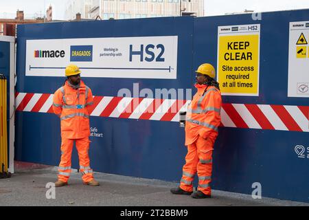 Euston, Londres, Royaume-Uni. 17 octobre 2023. HS2 Security Guards en service à l'extérieur de l'un des sites HS2 Euston à Londres. Il a été signalé que le chemin de fer HS2 phase 1 ira seulement jusqu'à Old Oak Common et non Euston comme prévu, à moins que des investisseurs privés tiers ne puissent lever suffisamment de fonds pour cela. Le Premier ministre Rishi Sunak a récemment annoncé l'annulation de la phase 2 du HS2 High Speed Rail Northern Leg de Birmingham à Manchester. Au lieu de cela, l'argent sera utilisé pour l'infrastructure ferroviaire si nécessaire dans le Nord et l'amélioration des routes dans toute l'Angleterre. Crédit : Maureen McLean/Alamy Live Banque D'Images