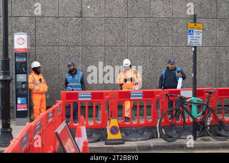 Euston, Londres, Royaume-Uni. 17 octobre 2023. HS2 travailleurs de la sécurité et de la construction à Euston, Londres. Il a été signalé que le chemin de fer HS2 phase 1 ira seulement jusqu'à Old Oak Common et non Euston comme prévu, à moins que des investisseurs privés tiers ne puissent lever suffisamment de fonds pour cela. Le Premier ministre Rishi Sunak a récemment annoncé l'annulation de la phase 2 du HS2 High Speed Rail Northern Leg de Birmingham à Manchester. Au lieu de cela, l'argent sera utilisé pour l'infrastructure ferroviaire si nécessaire dans le Nord et l'amélioration des routes dans toute l'Angleterre. Crédit : Maureen McLean/Alamy Live News Banque D'Images