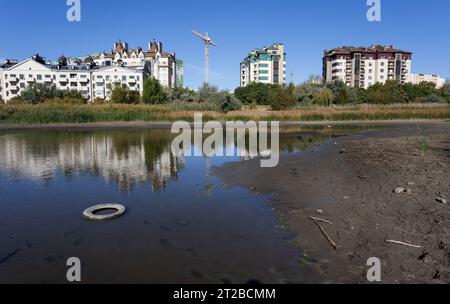 Lac sec, sol fissuré sec. Les vestiges, la dernière goutte d'eau, d'un lac marécageux presque sec dans un parc de la ville. Problèmes environnementaux, réchauffement climatique, l Banque D'Images