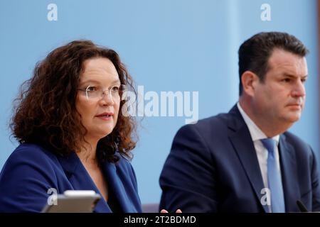 Andrea Nahles, Vorstandsvorsitzende der Bundesagentur für Arbeit, Hubertus Heil, Bundesminister für Arbeit und Soziales, Deutschland, Berlin, Bundespressekonferenz, Thema: Turbo zur Arbeitsmarktintegration *** Andrea Nahles, Présidente de l'Agence fédérale pour l'emploi, Hubertus Heil, Ministre fédéral du travail et des Affaires sociales, Allemagne, Berlin, Conférence de presse fédérale, Topic Turbo for Labor Market Integration Credit : Imago/Alamy Live News Banque D'Images