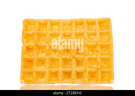 Une gaufre aromatique fraîchement cuite, macro, isolée sur fond blanc. Banque D'Images