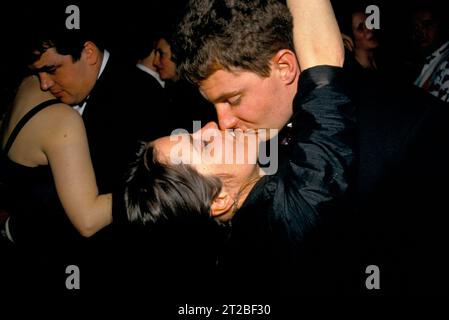 jeune couple des années 1980 s'embrassant sur la piste de danse. Dîner dansant au Tysoe Manor. Tysoe, Warwickshire, Angleterre avril 1982. ANNÉES 1980 ROYAUME-UNI HOMER SYKES. Banque D'Images