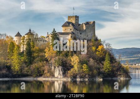Château médiéval à Niedzica en automne, Pologne Banque D'Images
