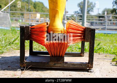 Brosse pour nettoyer des chaussures avec une botte dans les brosses Banque D'Images