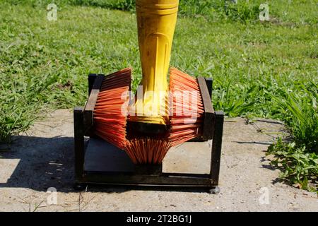 Brosse pour nettoyer des chaussures avec une botte dans les brosses Banque D'Images