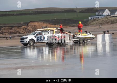 Bateau de sauvetage RNLI et 4x4 mise à l'eau sur la plage Banque D'Images