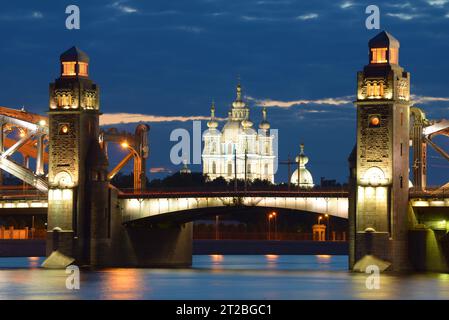 Cathédrale de Smolny dans l'alignement de Pierre le Grand Pont sur une nuit nuageuse de juin. Saint-Pétersbourg, Russie Banque D'Images