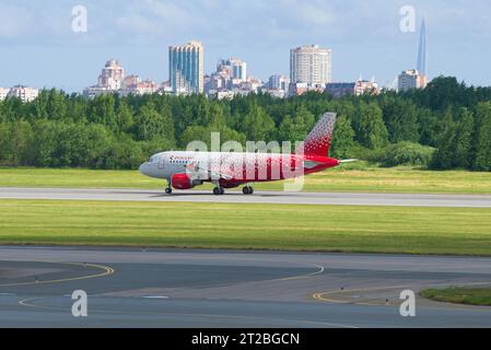 SAINT-PÉTERSBOURG, RUSSIE - 20 JUIN 2018 : Airbus A319-114 (VP-BIU) de la compagnie Rossiya sur la piste de l'aéroport de Pulkovo Banque D'Images