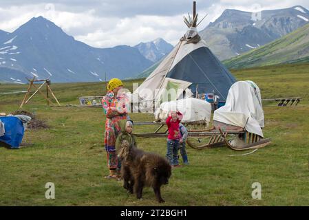 YAMAL, RUSSIE - 23 AOÛT 2018 : une femme chasse avec des enfants dans un camp d'élevage de rennes Banque D'Images