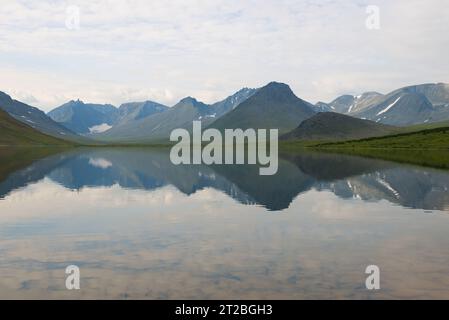 Panorama du lac Big Hadatayoganlor par une journée nuageuse d'août. Yamal, Russie Banque D'Images