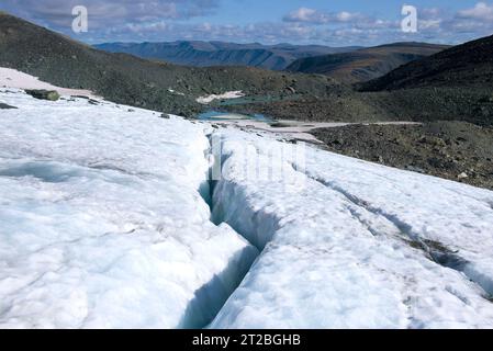 Fissures dans le glacier IGAN. L'Oural polaire. Okrug autonome de Yamalo-Nenets, Russie Banque D'Images