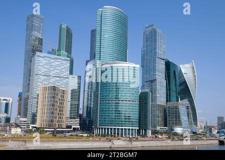 MOSCOU, RUSSIE - 01 SEPTEMBRE 2018 : le complexe moderne de grande hauteur Moscow City se ferme dans l'après-midi ensoleillé de septembre Banque D'Images