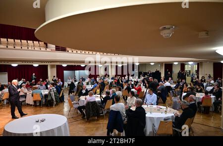 Meiningen, Allemagne. 18 octobre 2023. Le président fédéral Frank-Walter Steinmeier participe au 3e Meininger Stadtgespräch au Volkshaus Meiningen. Steinmeier a déménagé sa résidence officielle à Meiningen pendant trois jours dans le cadre de 'Ortszeit Deutschland'. Les arrêts en dehors de Berlin sont destinés à engager une conversation avec les citoyens sur les défis, les souhaits et les préoccupations actuels. Crédit : Martin Schutt/dpa/Alamy Live News Banque D'Images