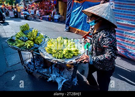 Vendeur vendant le fruit de la main de Bouddha (citron à doigts) Hanoi, Vietnam Banque D'Images