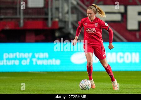 Enschede, pays-Bas. 18 octobre 2023. ENSCHEDE, PAYS-BAS - 18 OCTOBRE : Wieke Kaptein du FC Twente court avec le ballon lors du match de deuxième étape de la manche 2 de la Ligue des champions féminine de l'UEFA entre le FC Twente et BK Hacken à de Grolsch Veste le 18 octobre 2023 à Enschede, pays-Bas (photo Rene Nijhuis/Orange Pictures) crédit : orange pics BV/Alamy Live News Banque D'Images