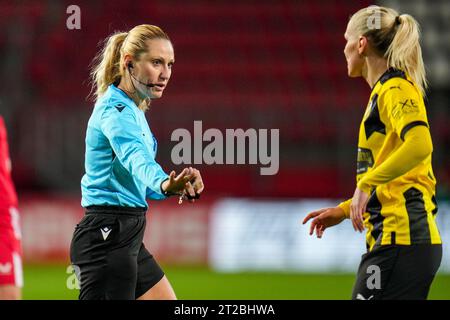 Enschede, pays-Bas. 18 octobre 2023. ENSCHEDE, PAYS-BAS - OCTOBRE 18 : l'arbitre Eleni Antoniou fait des gestes lors du match de deuxième étape de la manche 2 de l'UEFA Women's Champions League entre le FC Twente et BK Hacken à de Grolsch Veste le 18 octobre 2023 à Enschede, pays-Bas (photo Rene Nijhuis/Orange Pictures) crédit : Orange pics BV/Alamy Live News Banque D'Images