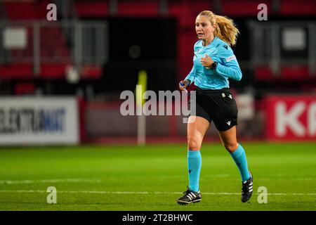 Enschede, pays-Bas. 18 octobre 2023. ENSCHEDE, PAYS-BAS - OCTOBRE 18 : l'arbitre Eleni Antoniou participe au match de deuxième étape de l'UEFA Women's Champions League Round 2 entre le FC Twente et BK Hacken à de Grolsch Veste le 18 octobre 2023 à Enschede, pays-Bas (photo Rene Nijhuis/Orange Pictures) crédit : Orange pics BV/Alamy Live News Banque D'Images