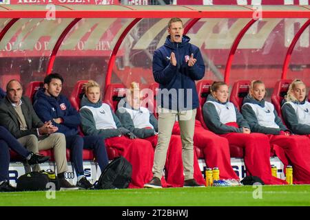 Enschede, pays-Bas. 18 octobre 2023. ENSCHEDE, PAYS-BAS - OCTOBRE 18 : Joran Pot du FC Twente criant lors du match de deuxième étape de la Ligue des champions féminine de l'UEFA Women's Champions League Round 2 entre le FC Twente et BK Hacken à de Grolsch Veste le 18 octobre 2023 à Enschede, pays-Bas (photo de Rene Nijhuis/Orange Pictures) crédit : orange pics BV/Alamy Live News Banque D'Images