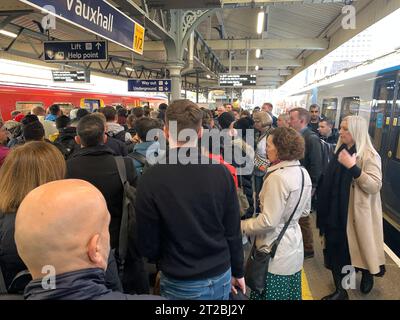 Vauxhall, Londres, Royaume-Uni. 18 octobre 2023. Navetteurs à la gare de Vauxhall à Londres à proximité. Le nombre de patients dans les hôpitaux testant positivement pour Covid-19 a atteint un sommet de cinq mois. En dehors de celles qui ont des problèmes de santé spécifiques, les personnes de moins de 65 ans en Angleterre ne sont plus eligbile pour un booster Covid-19. Très peu de gens portent maintenant des masques faciaux dans les transports en commun pour tenter d’arrêter la propagation du Covid. Crédit : Maureen McLean/Alamy Banque D'Images