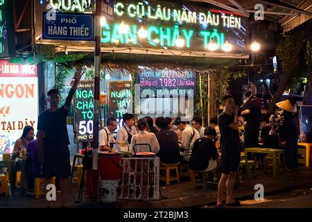 Restaurant populaire de Street food, Hanoi, Vietnam Banque D'Images