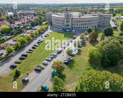 Bitterfeld Wolfen, Allemagne. 04 octobre 2023. L'hôtel de ville de Bitterfeld-Wolfen, construit entre 1936 et 1939 dans le cadre des travaux d'Agfa. (Vue aérienne avec drone) crédit : Jan Woitas/dpa/Alamy Live News Banque D'Images