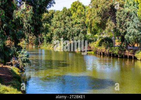 Yarkon Park est un grand parc de tel Aviv, avec environ seize millions de visites par an. Nommé d'après la rivière Yarkon qui la traverse. Banque D'Images