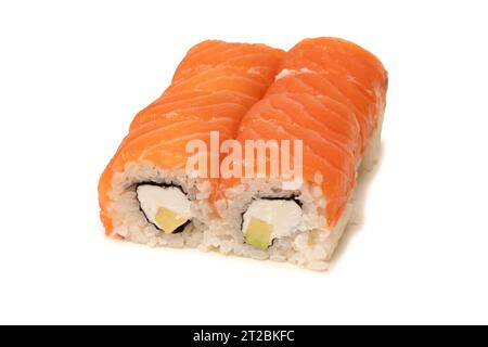 Rouleau de sushi avec saumon isolé sur un fond blanc. Vue de dessus. Banque D'Images