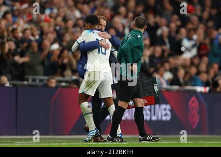 Gareth Southgate, entraîneur de l'Angleterre, embrasse Jude Bellingham d'Angleterre - Angleterre contre Italie, UEFA EURO 2024 qualifier Group C, Wembley Stadium, Londres, Royaume-Uni - 17 octobre 2023. Banque D'Images