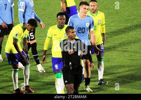 17 octobre 2023 : Stade Centenario, Parque Batlle de Montevideo, Uruguay : qualification de football pour la coupe du monde FIFA 2026, Uruguay contre Brésil : arbitre Alexis Herrera (Ven) Banque D'Images