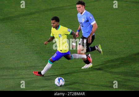 17 octobre 2023 : Stade Centenario, Parque Batlle de Montevideo, Uruguay : qualification pour la coupe du monde de football FIFA 2026, Uruguay contre Brésil : Manuel Ugarte de l'Uruguay défie Rodrygo du Brésil Banque D'Images