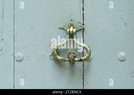 Vieille poignée de porte vintage sur une porte en bois. Mise au point sélective. Banque D'Images