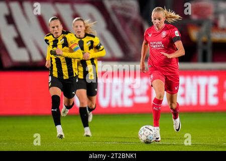 Enschede, pays-Bas. 18 octobre 2023. ENSCHEDE, PAYS-BAS - 18 OCTOBRE : Ella Peddemors du FC Twente court avec le ballon lors du match de deuxième étape de la manche 2 de la Ligue des champions féminine de l'UEFA entre le FC Twente et BK Hacken à de Grolsch Veste le 18 octobre 2023 à Enschede, pays-Bas (photo Rene Nijhuis/Orange Pictures) crédit : orange pics BV/Alamy Live News Banque D'Images