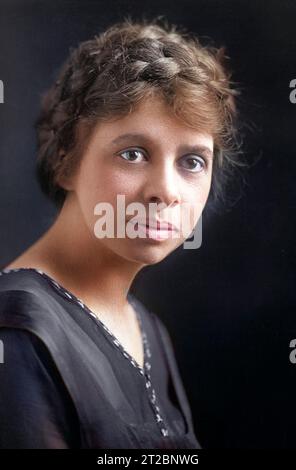 Iris Calderhead (1889-1966), suffragiste américaine et organisatrice du National Woman's Party, portrait de tête et d'épaules, artiste non identifié, 1917 Banque D'Images