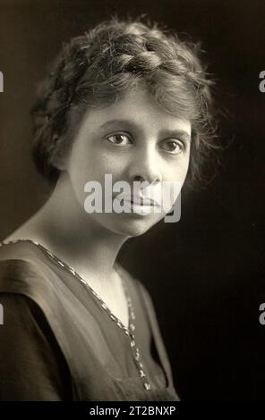 Iris Calderhead (1889-1966), suffragiste américaine et organisatrice du National Woman's Party, portrait de tête et d'épaules, artiste non identifié, 1917 Banque D'Images