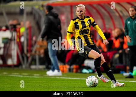 Enschede, pays-Bas. 18 octobre 2023. ENSCHEDE, PAYS-BAS - 18 OCTOBRE : Josefine Rybrink de BK Hacken court avec le ballon lors du match de deuxième étape de la manche 2 de la Ligue des champions féminine de l'UEFA entre le FC Twente et BK Hacken à de Grolsch Veste le 18 octobre 2023 à Enschede, pays-Bas (photo Rene Nijhuis/Orange Pictures) crédit : orange pics BV/Alamy Live News Banque D'Images