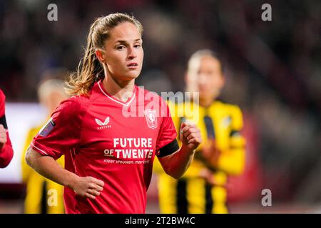 Enschede, pays-Bas. 18 octobre 2023. ENSCHEDE, PAYS-BAS - 18 OCTOBRE : Marisa Olislagers du FC Twente se penche sur le match de deuxième étape de l'UEFA Women's Champions League Round 2 entre le FC Twente et BK Hacken à de Grolsch Veste le 18 octobre 2023 à Enschede, pays-Bas (photo de Rene Nijhuis/Orange Pictures) crédit : orange pics BV/Alamy Live News Banque D'Images