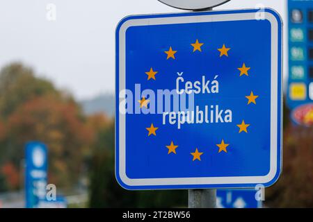 Furth im Wald, Allemagne. 18 octobre 2023. Un panneau "République tchèque" se trouve à la frontière germano-tchèque Furth im Wald - Ceska Kubice. Après que le ministre fédéral de l'intérieur eut cédé, la police fédérale a commencé à contrôler les frontières à la frontière entre la Bavière et la République tchèque. Crédit : Daniel Karmann/dpa/Alamy Live News Banque D'Images