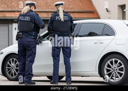 Furth im Wald, Allemagne. 18 octobre 2023. La police fédérale allemande contrôle le trafic d'entrée au poste frontière germano-tchèque Furth im Wald - Ceska Kubice. À la suite de la concession du Ministre fédéral de l'intérieur, la police fédérale a entamé des contrôles stationnaires à la frontière entre la Bavière et la République tchèque. Crédit : Daniel Karmann/dpa/Alamy Live News Banque D'Images