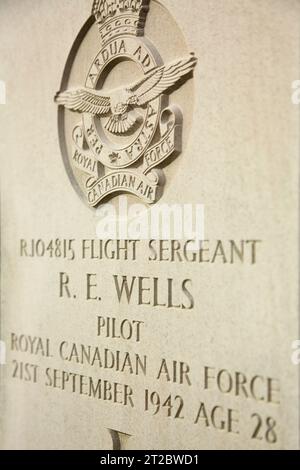 Tombe du sergent d'aviation de l'ARC R E Wells, tué pendant la Seconde Guerre mondiale, à l'église St Patrick, Jurby, île de Man Banque D'Images