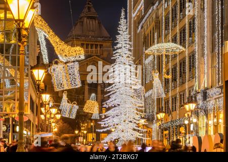 Belle scène de rue de saison de Noël avec arbre de Noël brillant à Budapest Banque D'Images