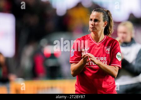 Enschede, pays-Bas. 18 octobre 2023. ENSCHEDE, PAYS-BAS - OCTOBRE 18 : Renate Jansen du FC Twente remercie les supporters pour leur soutien lors du match de deuxième étape de l'UEFA Women's Champions League Round 2 entre le FC Twente et BK Hacken à de Grolsch Veste le 18 octobre 2023 à Enschede, pays-Bas (photo Rene Nijhuis/Orange Pictures) crédit : orange pics BV/Alamy Live News Banque D'Images