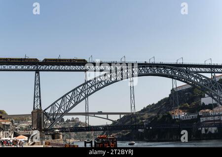 Pont historique Dom LuÃ­s I avec métro traversant le fleuve Douro à Porto Banque D'Images