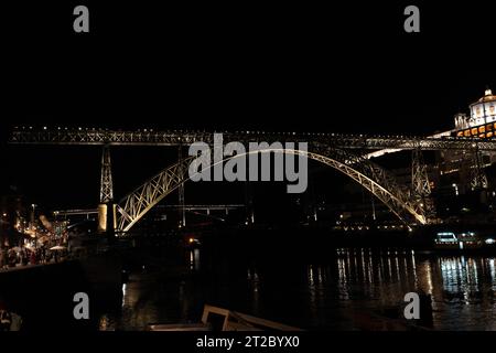 Vue nocturne du pont illuminé Dom Luis I à Porto, Portugal Banque D'Images