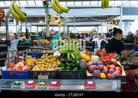 Étal de marché de fruits et légumes animé dans un marché intérieur animé Banque D'Images
