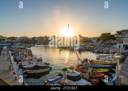 Petit port avec de nombreux bateaux de pêche, bateaux à moteur et yachts au soleil du soir à cala ratjada, majorque Banque D'Images