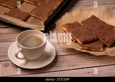 photo dans la cuisine, un cheesecake maison votre pause café. Ce délice sucré fait maison est à la fois savoureux et tentant, promettant un parfait avec votre Banque D'Images